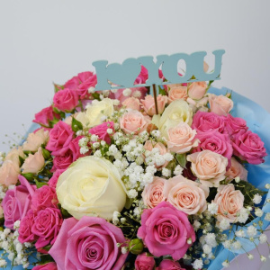 Кустовые розы и гипсофила в нежном букете "Моё сердце лишь твоё"