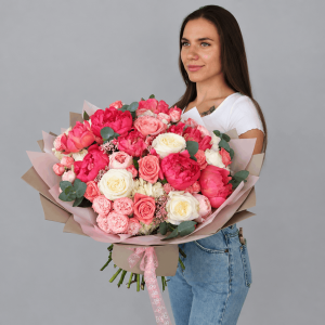 Коралловые пионы и гортензия в большом букете "Принцесса сердца"