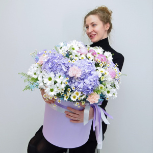 Гортензия, ромашки и пионы в коробке "Русская роскошь"