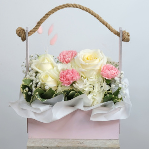 Гортензия и розы в ящичке «Нежность утренней росы»