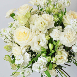 Эустома и пионовидные розы в ароматном букете "Белоснежный"