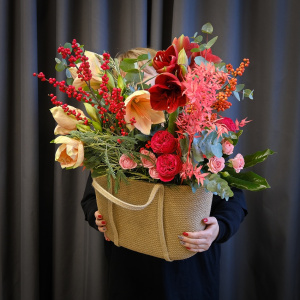 Композиция в сумке: сезонные амариллисы и пионовидные розы