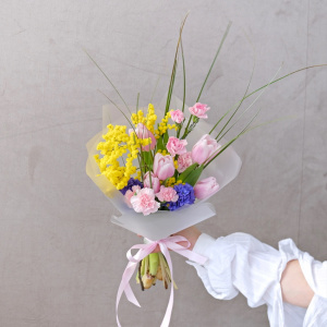 Сборный букет из тюльпанов и гиацинтов с мимозой. Корпоративные подарки на 8 марта. Цена от 10 шт.
