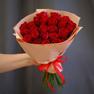 Красные розы, 25 штучек в круглой бежевой матовой пленке