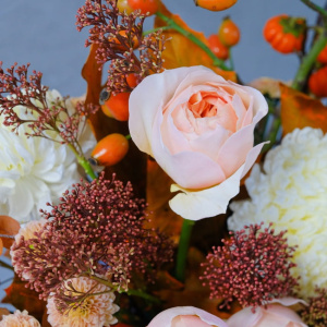 Цветы в тыкве: нежные хризантемы и пионовидные розы 