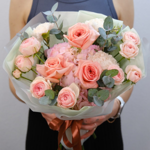 Пионовидные розы и гортензия в букете "Милашка"