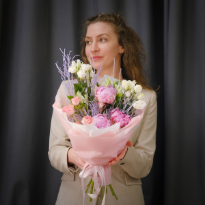 Розовые пионы и эустома в нежном букете