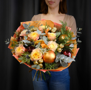 Пионовидные персиковые розы и эвкалипт в зимним букете с декором