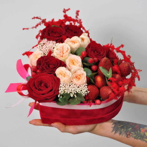 Красные розы и клубника в коробке - сердце