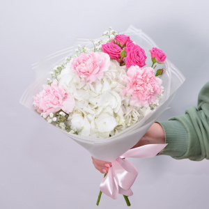 Букет с гортензией в нежном букете Love is