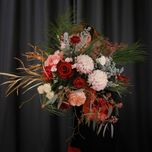 Авторский зимний букет с розами, сосной и декоративными веточками