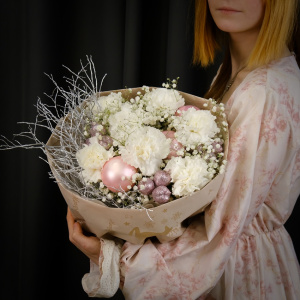 Зимний букет с гвоздиками, гипсофилой и зимним декором