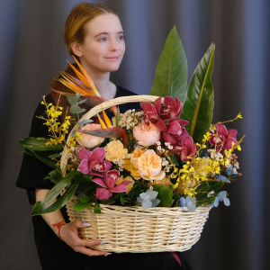 Корзина с экзотическими цветами "Императрица": орхидеи, стрелиция и пионовидные розы