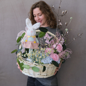 Букет на Пасху в корзине с Зайкой: верба, ранункулюсы, гортензии и ветки вишни