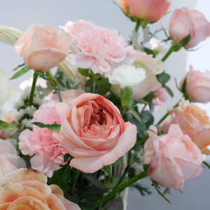 Ранункулюсы и пионовидные розы в нежной корзине "Ты краше всех цветов"