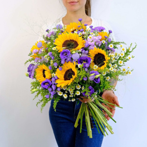 Подсолнухи, ромашки и сиреневые астры в букете "Сиреневый закат"
