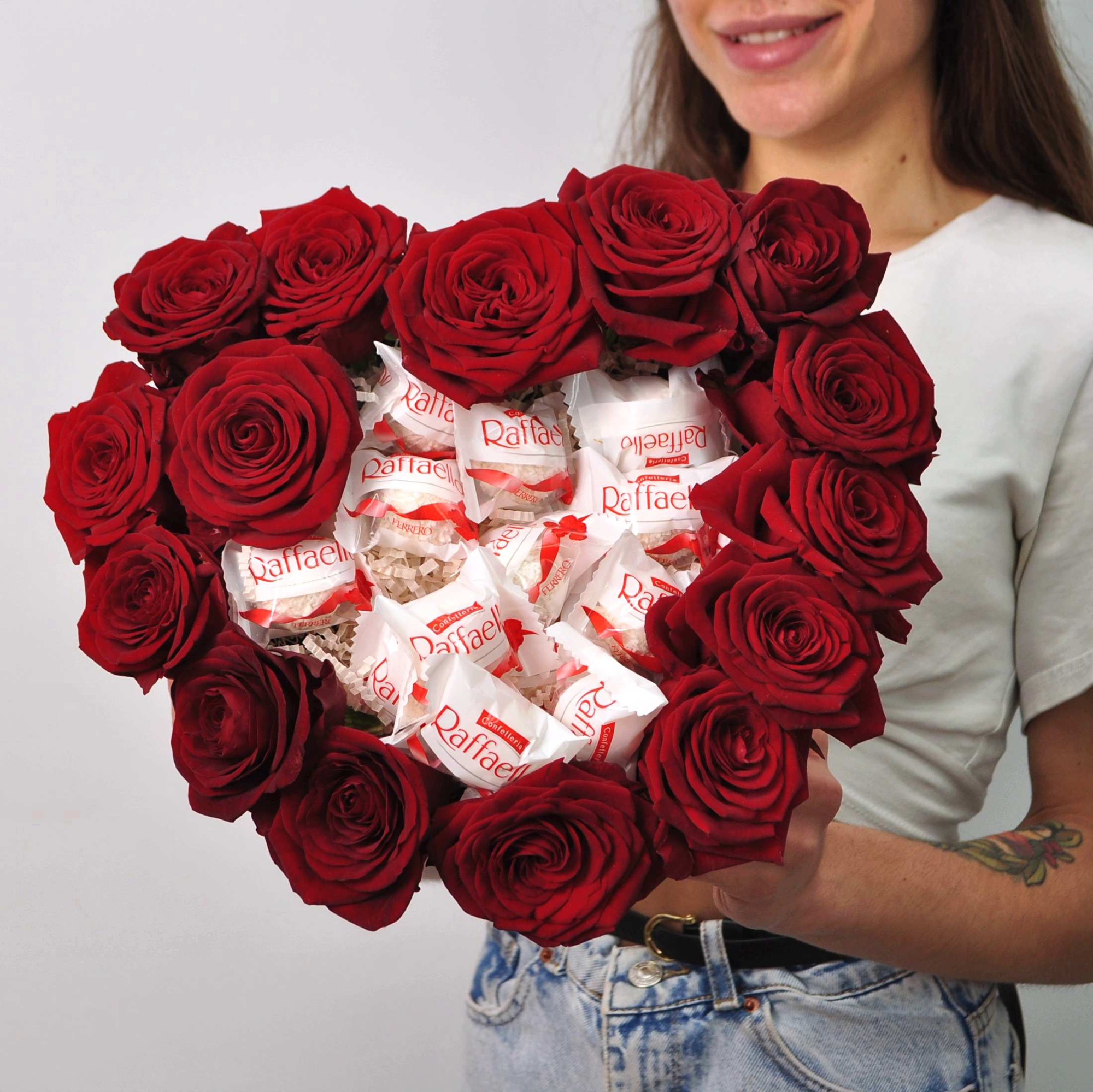 Красные розы и конфеты Рафаэло в коробке - сердце