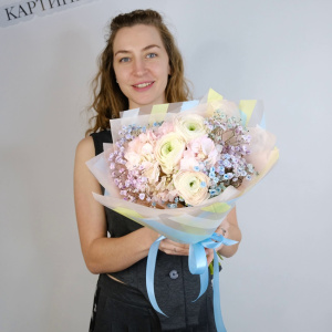 Ранункулюсы и гортензия в букете «Пируэт»