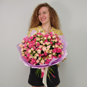 Кустовые розы, 31 штучка букет с вазой