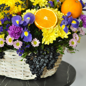 Хризантемы и ирисы в солнечной корзине "Сочный апельсин"