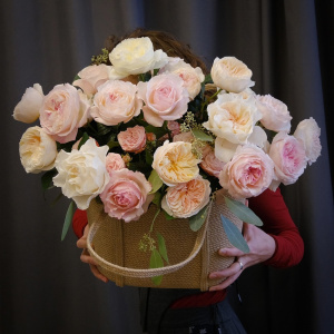 Композиция в сумке: дорогие пионовидные розы "Английский сад"