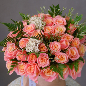 Букет в вазе. Волшебные персиковые розы, 59 шт