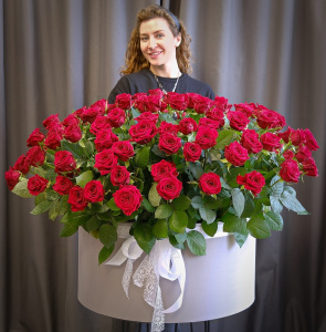 Букет гигант: красные ароматные розы в коробке, 151 штучка