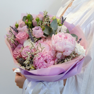 Ароматные пионы и пионовидные розы в букете 