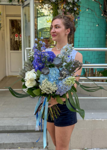 Авторский букет с дельфиниумом и гортензией