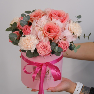 Гортензия и пионовидные розы в коробке "Милашка"