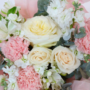 Ароматные розы в нежном букете "Нежность утренней росы"