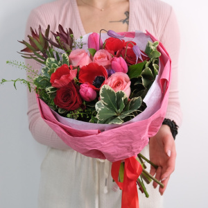 Анемоны и тюльпаны в необыкновенном букете "Палитра любви"