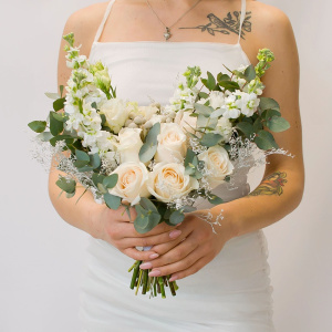 Букет невесты с розами и эвкалиптом "Белоснежный"