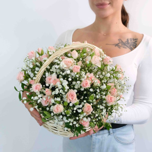 Нежные розовые кустовые розы в корзине