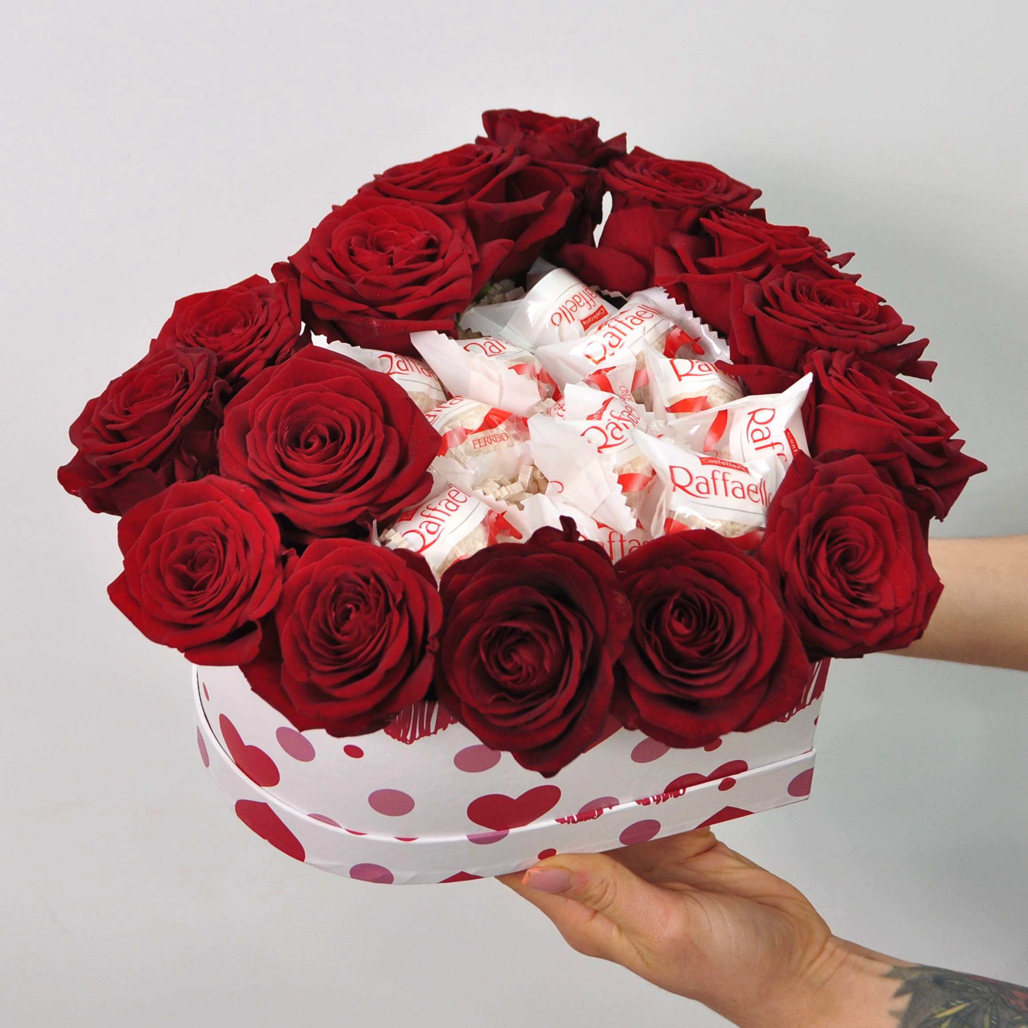 Красные розы и конфеты Рафаэло в коробке - сердце