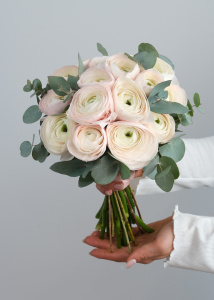 Букет невесты с ранункулюсами и эвкалиптом