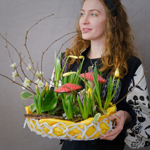 Садик с первоцветами и сувенирами: нарциссы, тюльпаны и гиацинты "Осторожно: весна!"