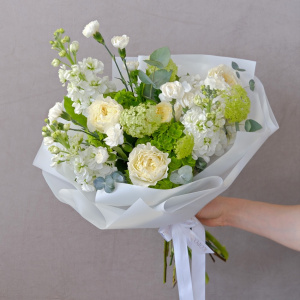 Гортензии и пионовидные розы в букете "Фарфоровый сад"