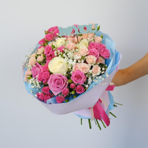 Кустовые розы и гипсофила в нежном букете "Моё сердце лишь твоё"