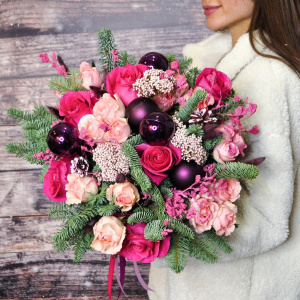 Нобилис и ароматные розы Пинк Флойд в букете «Сиреневое сияние»