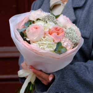 Пионовидные розы и гортензия в персиковом букете «Джульетта»