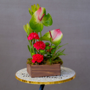 Антуриумы и гвоздики в интерьерной композиции в ящике