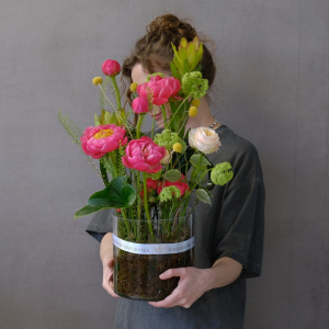 Коралловые пионы в интерьерном букете в вазе "Малиновый кот в стеклянном саду"