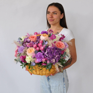 Фиолетовая гортензия и пионовидные розы в корзине "Чародейка"