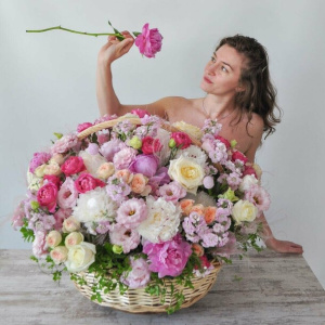 Огромная роскошная корзина с пионами