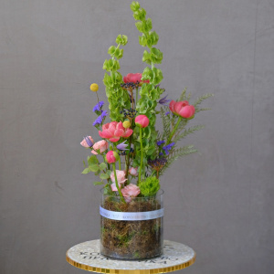 Коралловые пионы и молюцелла в интерьерном букете в вазе "Солнце в стекле"