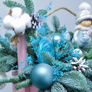 Новогодний букет из нобилиса в ящичке с сувениром