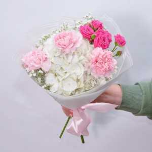 Букет с гортензией в нежном букете Love is