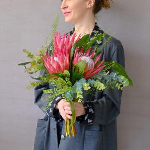 Протея в интерьерном букете "Королева пустыни"