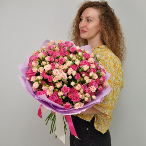 Кустовые розы, 31 штучка букет с вазой